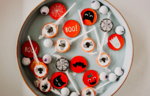 halloween candy with spiders and cat and bat and eyeball in a gray bowl
